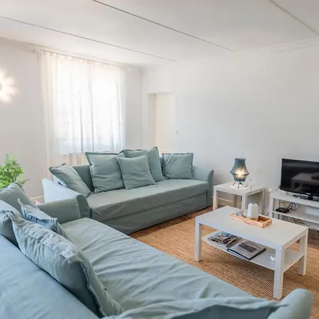 La Maison Vers La Coline *