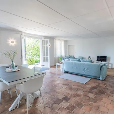 La Maison Vers La Coline