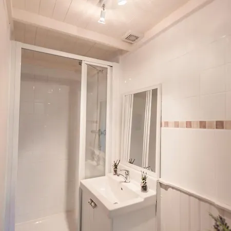 La Maison Vers La Coline *